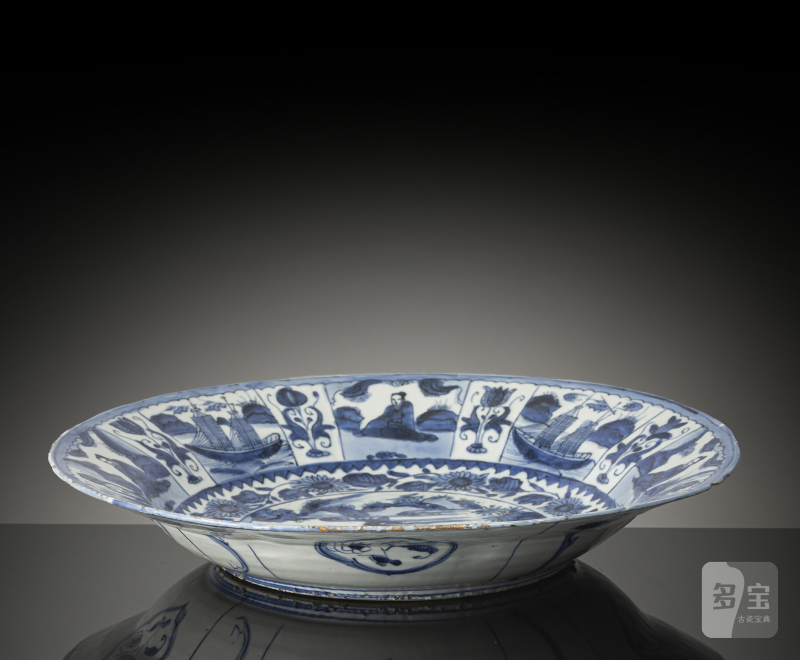 A blue and white Kraak figural porcelain charger - 图2